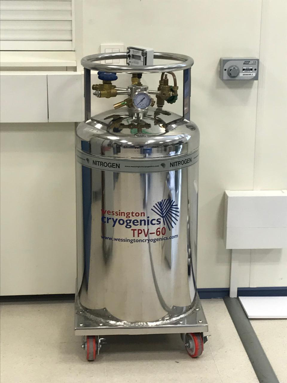 Cryogenic liquid pressure vessel